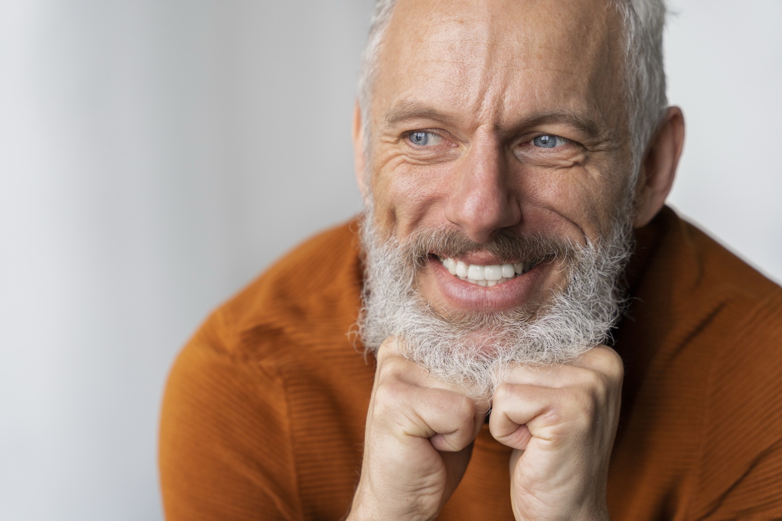Fotografía ilustrativa de un hombre mayor sonriendo